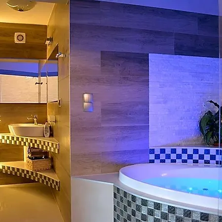 Karpatia & Deluxe Hotell 3*